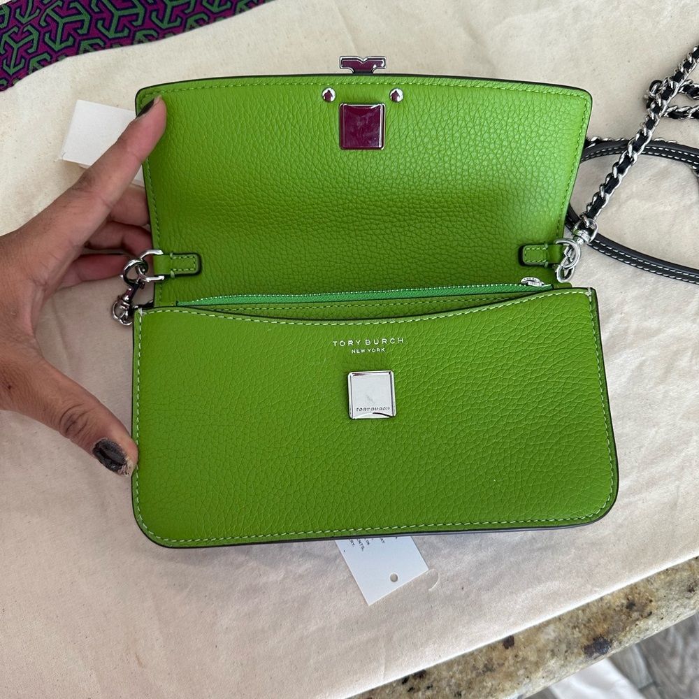 New Tory Burch BRITTEN COLOR BLOCK CHAIN WALLET W. WRISTLET WHEATGRASS - Picture 5 of 9
